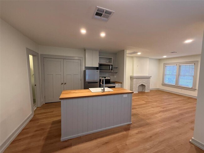 Building Photo - 1203 Military Ct