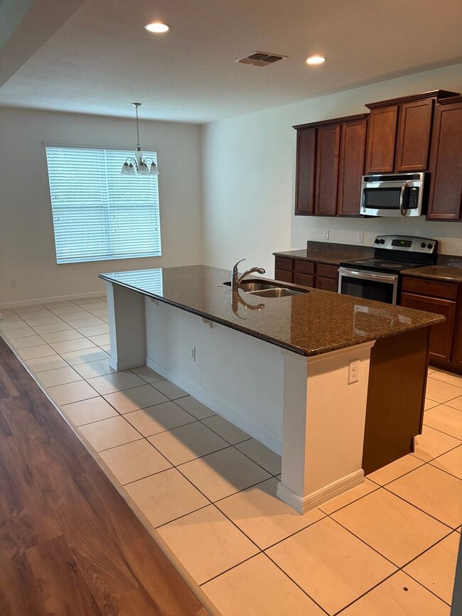 Building Photo - IMMEDIATE OCCUPANCY !!! LARGE// 5 Bedroom ...