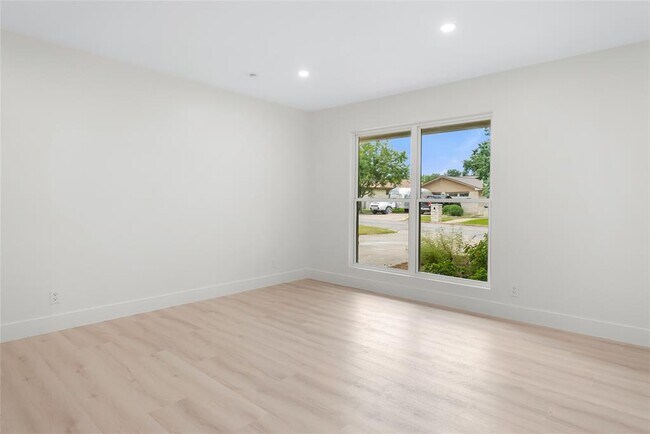 Building Photo - 1403 Creekview Dr