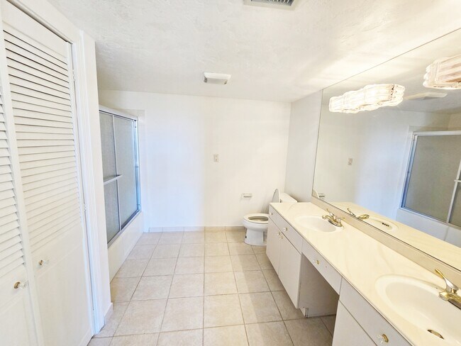 Building Photo - 2420 Torrey Pines Rd