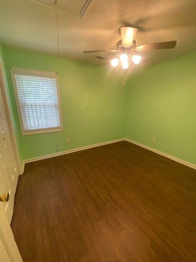 Building Photo - Welcome to this stunning 3-bedroom, 2-bath...
