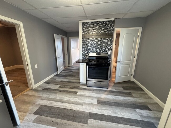 Building Photo - 14 Hillside St