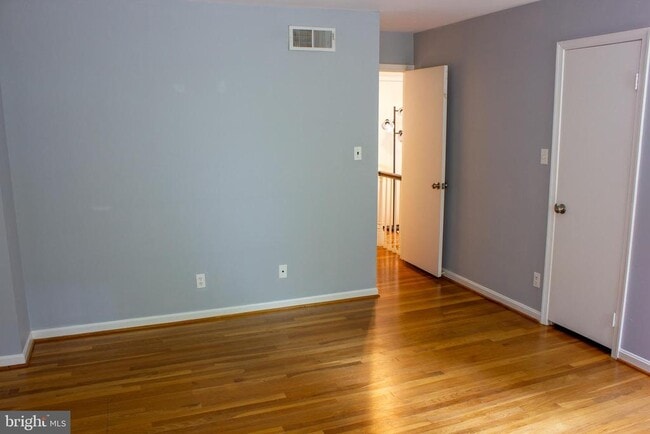 Building Photo - 3517 Chevy Chase Lake Dr