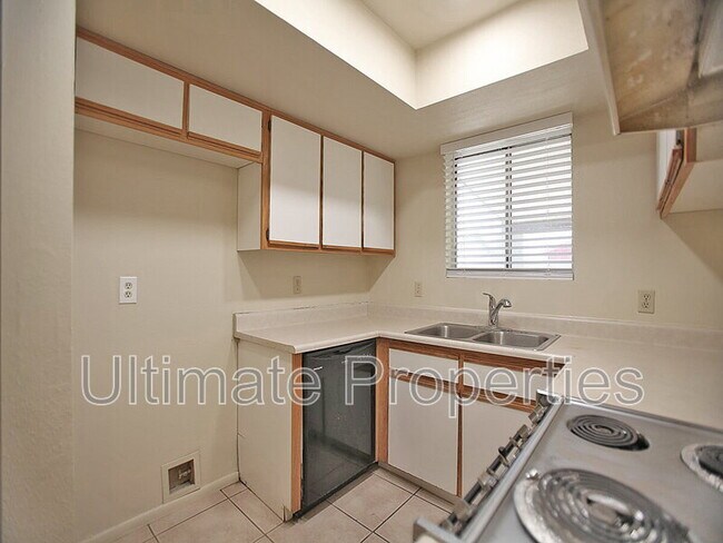 Building Photo - 6043 N 71st Ln