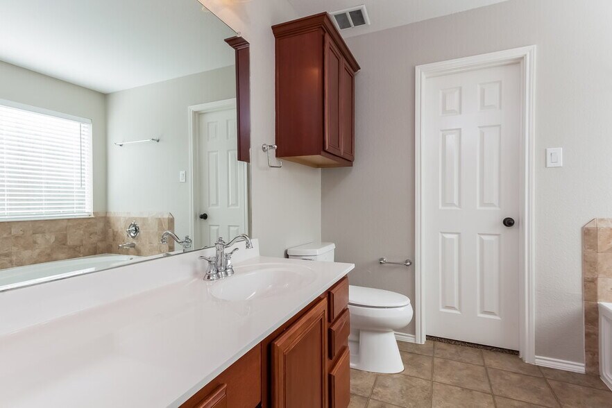 Building Photo - 5828 Ridge Lake Dr