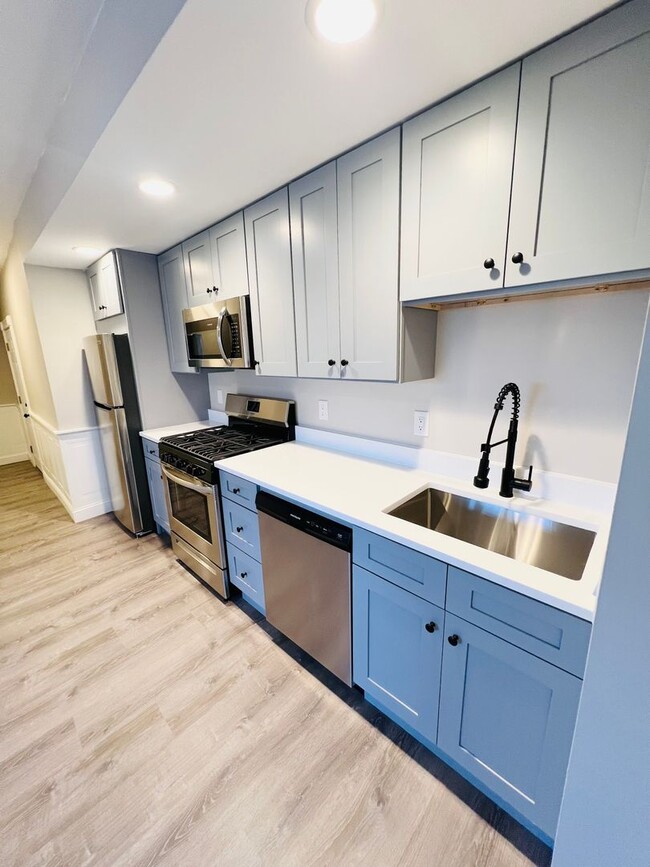 Building Photo - NEWLY RENOVATED 3 BEDROOM PENTHOUSE CONDO ...