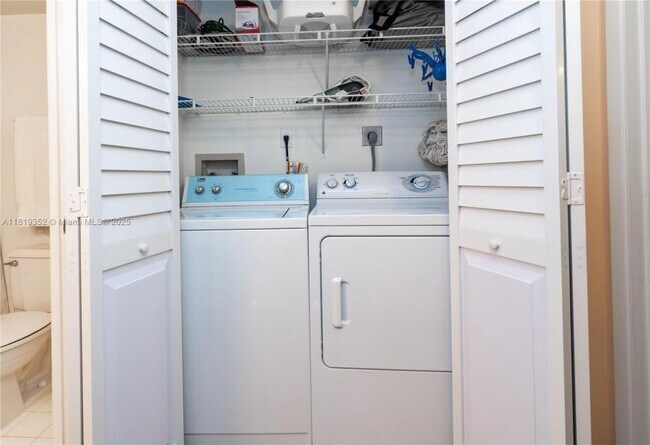 Building Photo - 2 bedroom in Aventura FL 33180