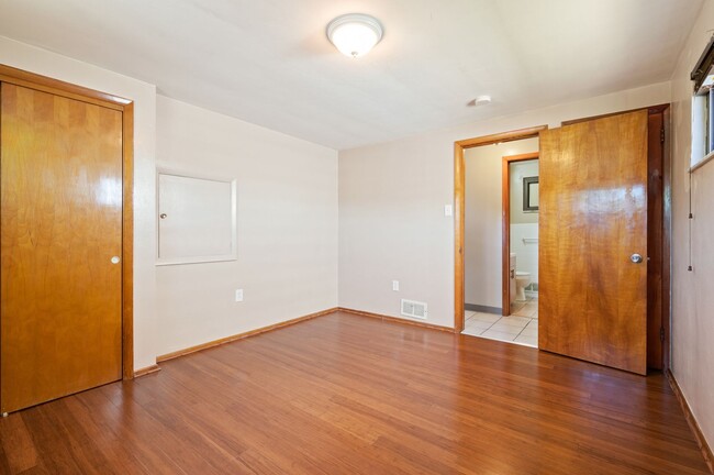 Building Photo - Gorgeous 2 bedroom home in Brookline avail...
