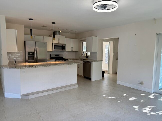 Building Photo - 376 SW 2nd St