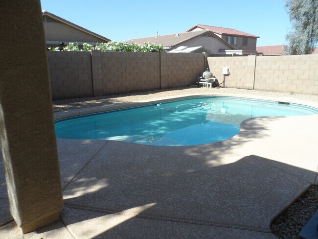 Building Photo - Great 3 Bedroom 2 Bath Home with Pool Service Included!