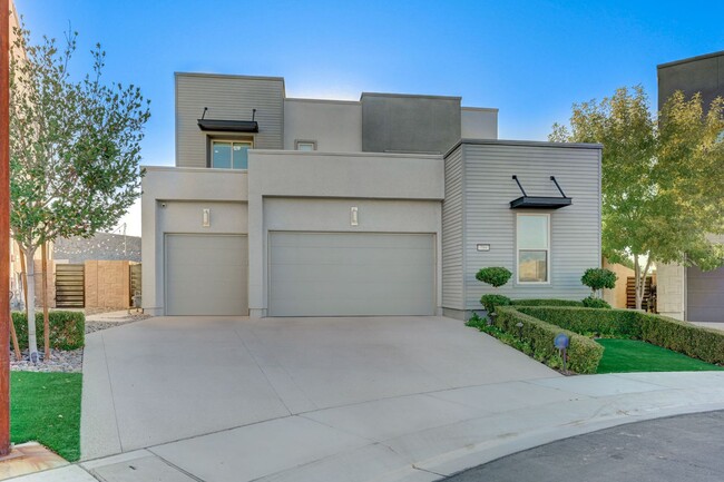 Building Photo - LUXURY 5 BED 4.5 BATH IN THE CANYONS 89052