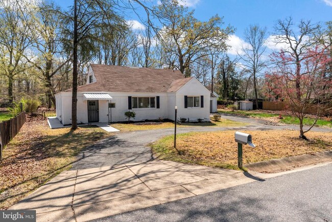 Building Photo - 5004 Barnaby Ln