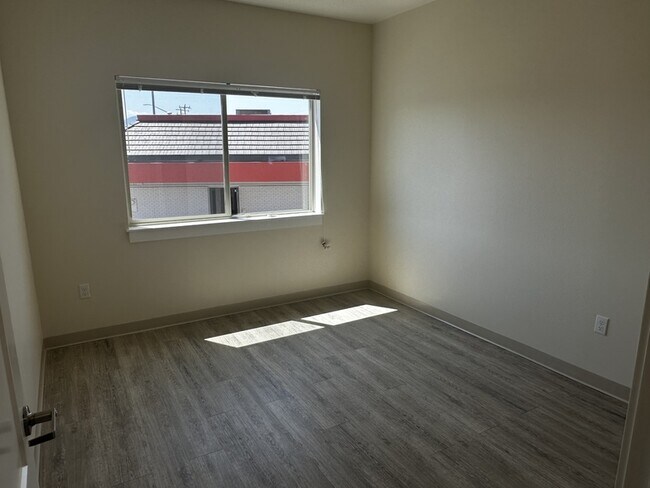 Building Photo - 1935 W Table Rock Rd