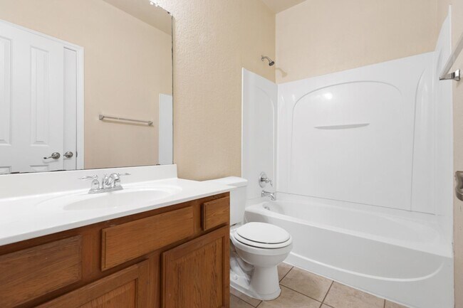 Building Photo - Charming Home Awaits: Spacious & Modern Li...