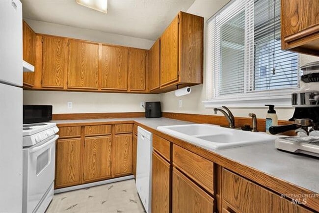 Building Photo - Cute 2 bed/1.5 bath Boise