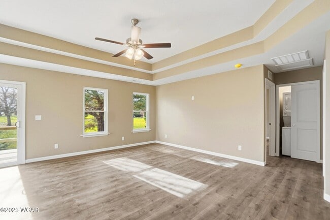 Building Photo - 2888 Lake Cir Dr