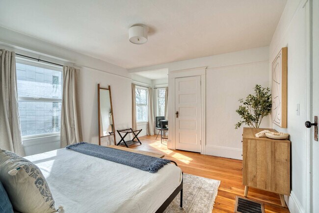 Building Photo - 1032-1036 Southeast 12th Avenue-SI ID1309849P