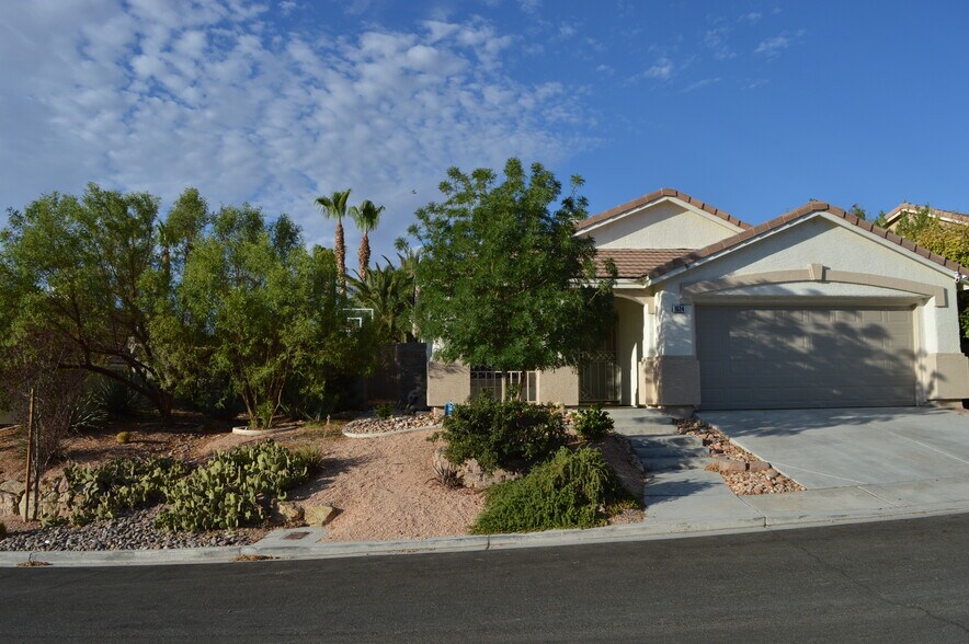 Front street view with maintained landscaping - 1524 Waterton Dr