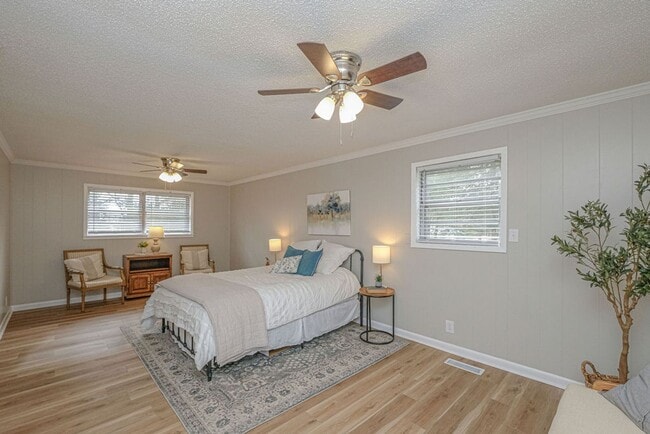 Building Photo - Newly Renovated - Move In Ready Home! 5 Bedrooms 3 Bathrooms