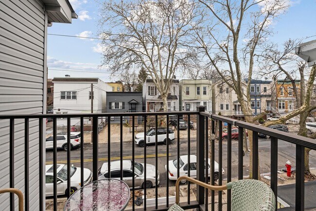 Building Photo - 165 Thorne St