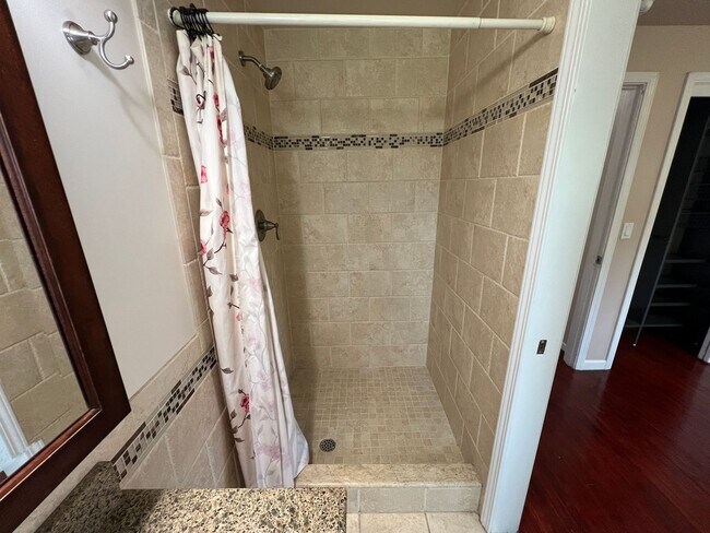 Building Photo - 4 Bedroom Milwaukie Home