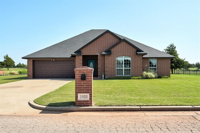 Building Photo - 1920 Fairway Dr