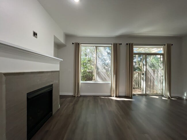 Building Photo - Beautifully Updated Bethany Townhome with Private Backyard and Modern Finishes