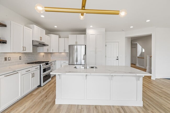 Building Photo - Immediately available 4-bedroom 3.5 bath