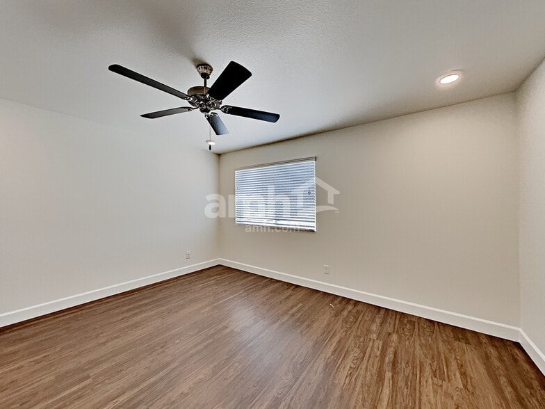 Building Photo - 1910 Macchia Ave