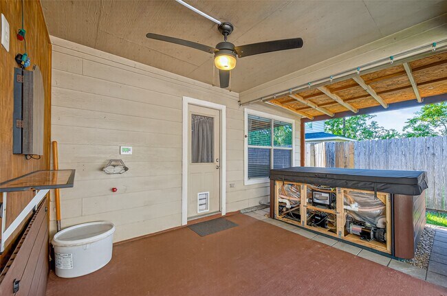 Building Photo - 2034 Wooded Oaks Dr