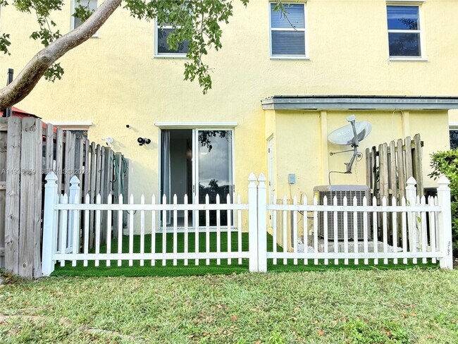 Building Photo - 134 SE 28th Ter