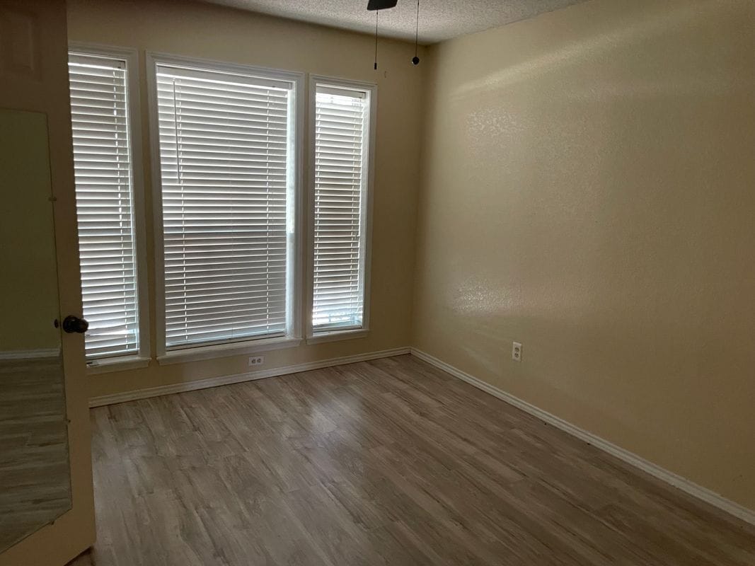 Building Photo - 932 Valley View Ave