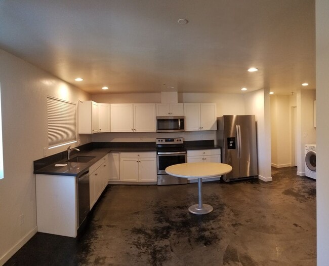 Building Photo - 5 bed 6 bath across street from Cal Poly c...