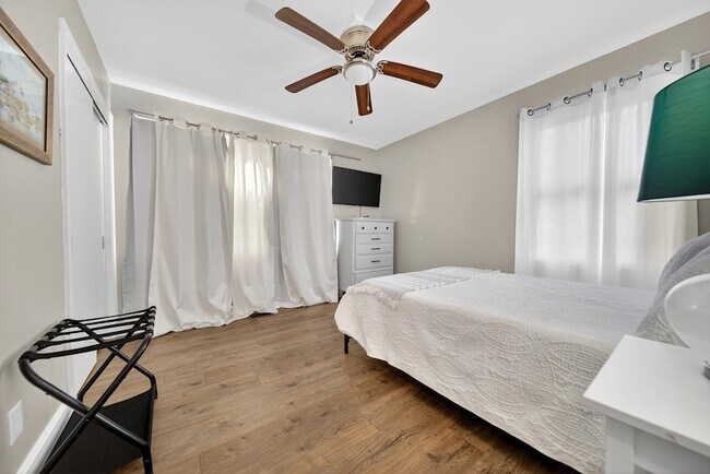 Building Photo - 147 Sunset Dr