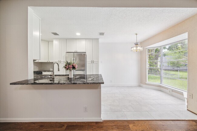 Building Photo - 5359 Little John Ln