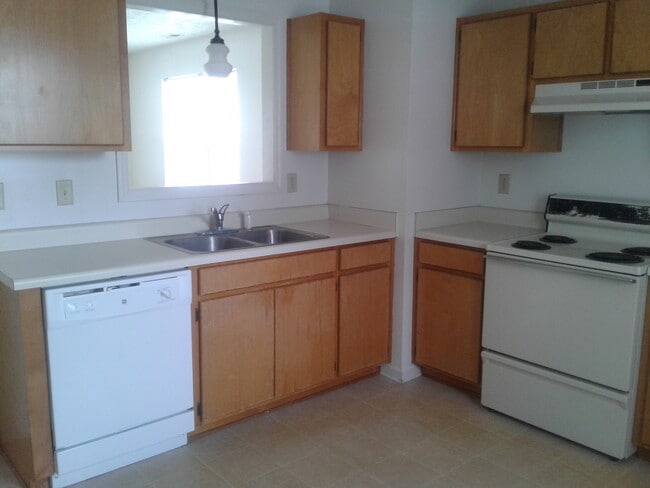 Building Photo - 2 Bedroom 1 Bath Upstairs Unit "Call us about our Move in Special"