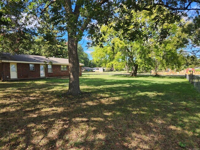 Building Photo - 606 Fairview Ave