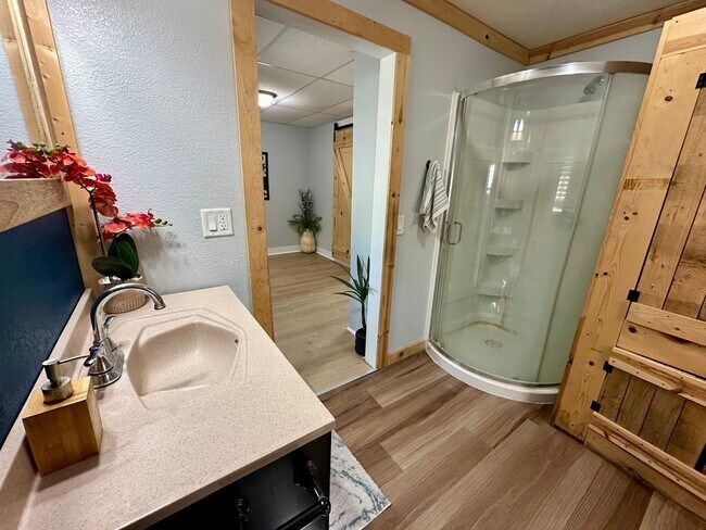 Building Photo - 1 bed, 1 bath home for rent in quiet Water...