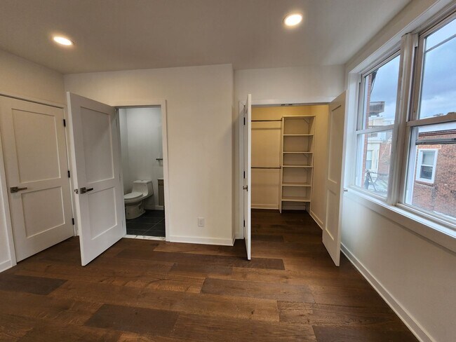 Building Photo - Beautiful 2 bedroom newly renovated unit available