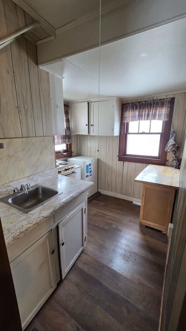 Building Photo - Affordable studio