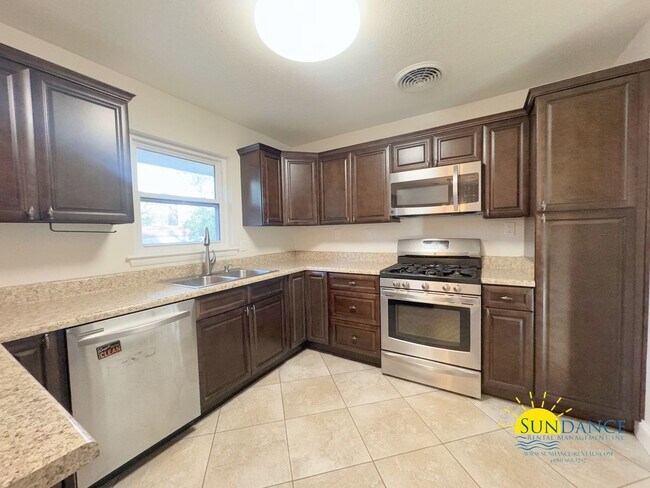 Building Photo - Gorgeous 3 Bedroom Home in Fort Walton Beach!