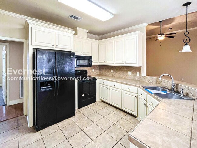 Building Photo - 3 Bed, 2 Bath Home with Garage / Pet-Friendly / Available Now!