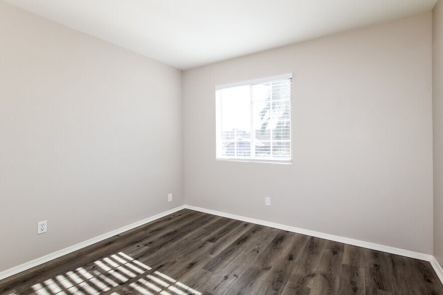 Building Photo - 9147 N 73rd Ln