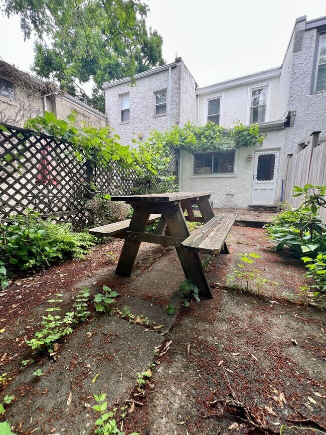 Building Photo - Stunning 2-Bedroom Townhouse in Manayunk! Available NOW!