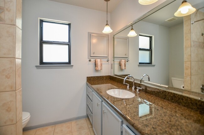 Building Photo - 1702 Cherry Bend Dr