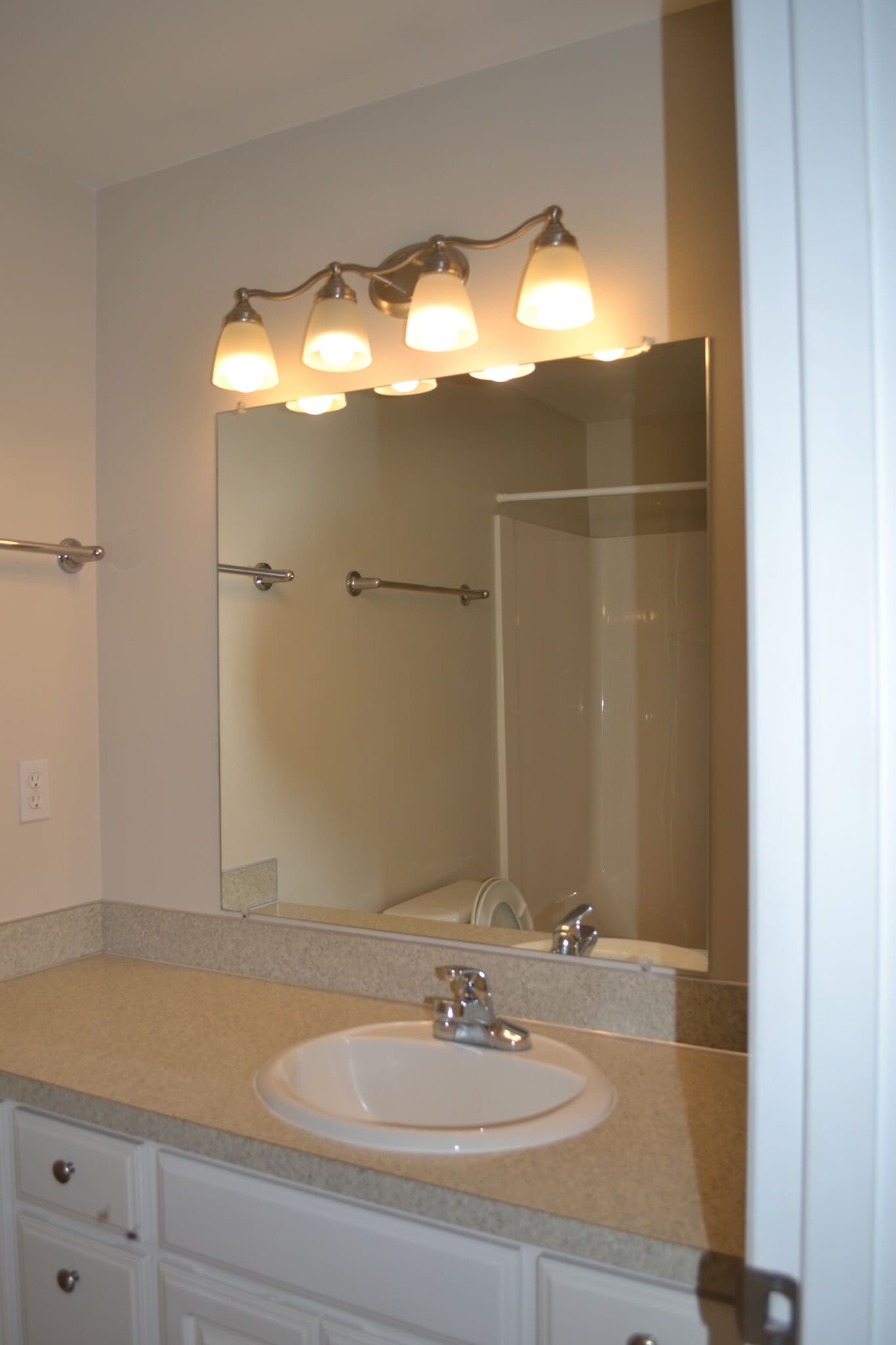 Main bathroom w/ tub/shower - 1325 River Oak Rd