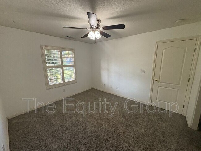 Building Photo - 2424 E Beech Ave
