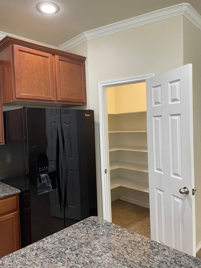 Building Photo - Application Received! 3 bed, 2 bath with B...