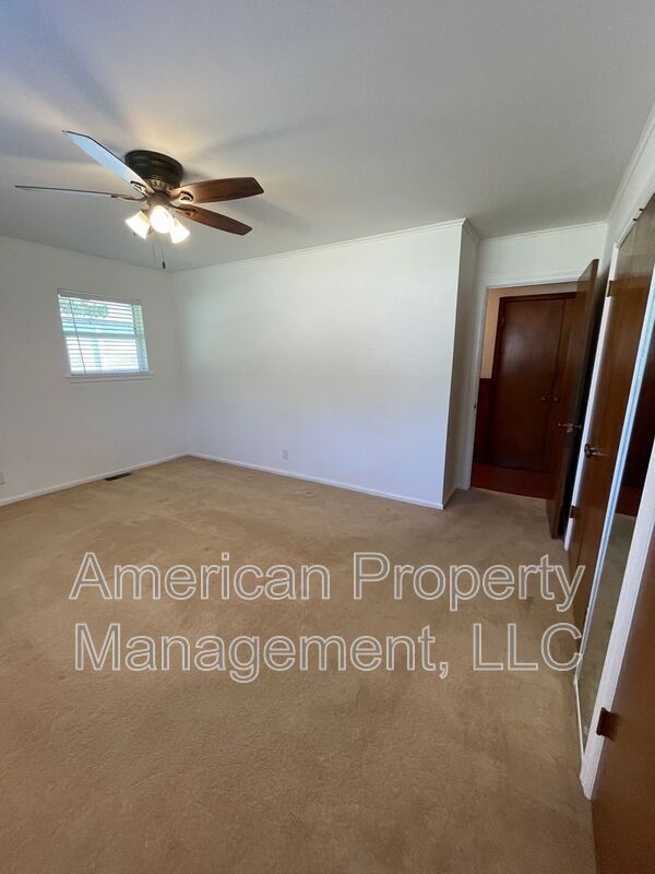 Building Photo - 5102 E 33rd St