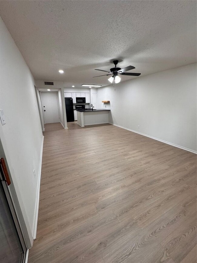 Building Photo - Great Oak Lawn Location!